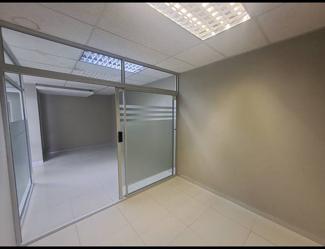 124M² OFFICE TO LET IN HYDE PARK